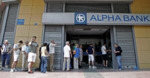 . Athens (Greece), 28/06/2015.- People wait in a queue to withdraw money from an ATM outside a branch of Greece's Alpha Bank in Athens, Greece, 28 June 2015. Greek Prime Minister Alexis Tsipras called for a referendum on the Greek debt deal on 05 July, during a televized speech on Greek state TV. Eurozone finance ministers on 27 June rejected a request to extend the European part of Greece's bailout program beyond 30 June, casting serious doubts on the Mediterranean nation's permanence in the European common currency. (Grecia, Atenas) EFE/EPA/ALEXANDROS VLACHOS